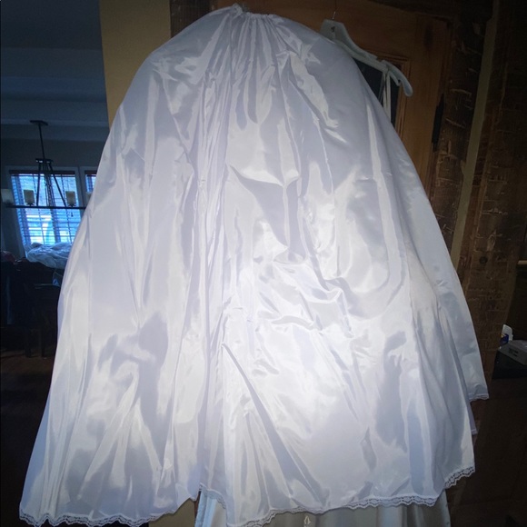 Wedding dress never worn with tags 12 - Picture 7 of 8